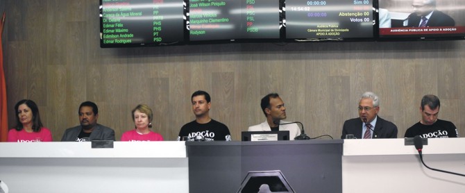 DESELEGÂNCIA: Divinópolis não comemora dia e sim “Semana de Adoção e do Menor Carente” – Mas, Presidente da Câmara veta autora da Lei adoo mesa